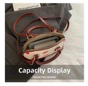 Vue détaillée de la grande capacité intérieure pour téléphone et portefeuille du sac fraise