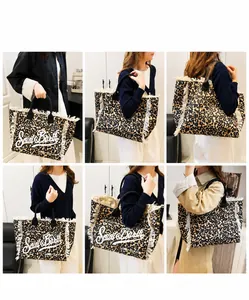 Vistas detalladas del bolso tote con estampado de leopardo y bordes de flecos blancos