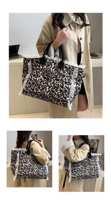 Vistas detalladas del bolso tote de lona con estampado de leopardo y flecos blancos decorativos