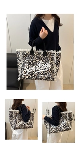 Detalle del bolso tote de lona de leopardo con flecos blancos y diseño de texto cursivo