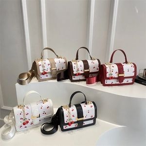 Borsa a Spalla da Donna alla Moda in Pelle PU con Stampa a Ciliegia Dolce Piccola Borsa a Tracolla Quadrata con Ciondolo a Ciliegia