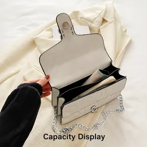 Détail du sac à main effet marbre blanc montrant les trois compartiments internes