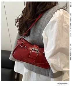 Detail der roten glänzenden Leder-Achseltasche mit silberner Schnalle im Y2K-Retro-Stil