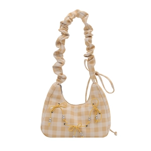 Gelbe Gingham-Schultertasche mit Scrunchie-Riemen und Perlendetails für den Sommer