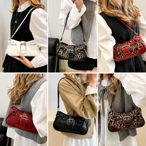 Collage aus Baguette-Taschen in Uni-Farben und Leopardenmuster an einem Model