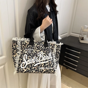 Bolso tote grande con estampado de leopardo, flecos blancos y asas de tela negras