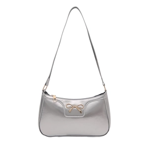 Sac croissant argenté métallisé avec boucle nœud doré et finition miroir lisse et chic