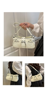 Detailansicht der cremefarbenen Vintage-Schultertasche mit silbernen Nieten und Schnallen
