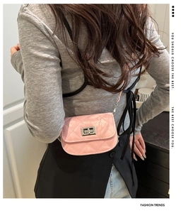 Detailansicht der Steppung und des silbernen Drehverschlusses der pinken Mini-Tasche