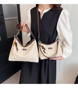 Détails du lot de sacs en toile beige avec bordure en cuir brun et pompon en perles