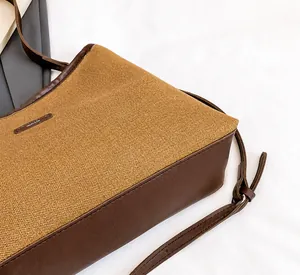 Detalle de lona caqui y costuras de cuero marrón con etiqueta Fashion en el bolso de mujer