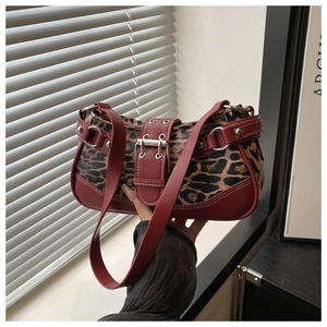 Detail der Leoparden-Stofftasche mit rotem Lederbesatz und silbernen Schnallen