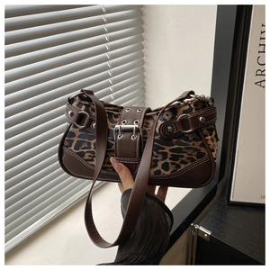 Detail der Schultertasche mit Leopardenmuster, Silber-Hardware und Y2K-Design