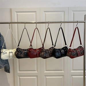 Sacs sous les bras en similicuir rétro avec grandes boucles métalliques et rivets en six tons