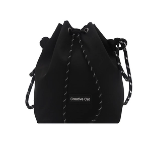 Sac seau noir minimaliste avec étiquette Creative Cat et sangle tissée