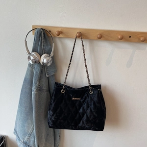 Sac cabas noir matelassé tendance avec bandoulière chaîne dorée et fini velours