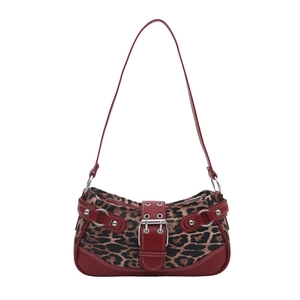 Sac bandoulière léopard rétro avec bordure en cuir rouge et ferrures punk argentées