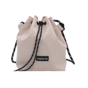 Sac seau minimaliste en nylon beige avec étiquette Creative Cat et cordons de serrage