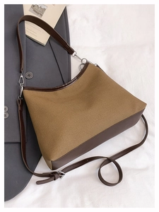 Detail der Canvas-Beuteltasche mit Retro-Lederbesatz und verstellbaren Trägern