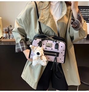 Rosa gepunktete Handtasche mit Schleifenstickerei und Plüschbär-Anhänger zum Trenchcoat