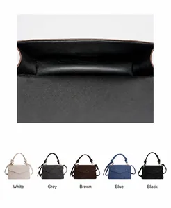 Vue détaillée des sacs léopard en cinq couleurs avec poignées torsadées et vue intérieure