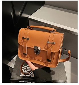 Détails du sac bandoulière en similicuir camel avec poignée et boucle métallique