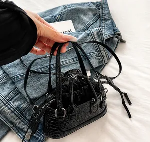 Détail du sac cabas noir motif crocodile avec poche intérieure à cordon et fines anses