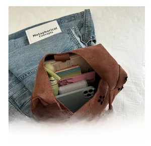 Vista superior del bolso tote de ante marrón con motivos florales y gran capacidad interior