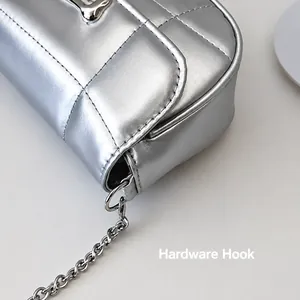 Detail van de zilveren gewatteerde tas met metalen ketting en hardware afwerkingen