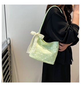 Sac à bandoulière à carreaux verts avec imprimé marguerites et nœud en dentelle