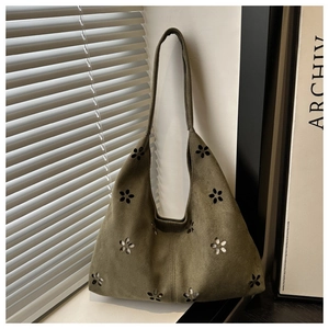 Sac fourre-tout vert olive en daim avec un motif floral ajouré au design minimaliste