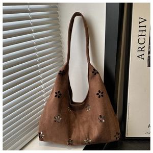 Sac cabas marron en daim avec motifs floraux découpés et bandoulière réglable