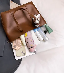 Geräumiger Innenraum der braunen Leder-Shopper-Tasche mit Tablet und Alltagsutensilien