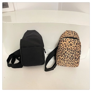 Comparativa de bolso bandolera negro clásico y bolso de hombro con estampado de leopardo