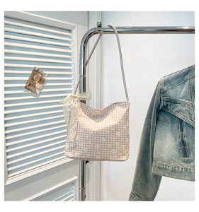 Sac fourre-tout à carreaux marron clair avec imprimé marguerites et nœud en dentelle