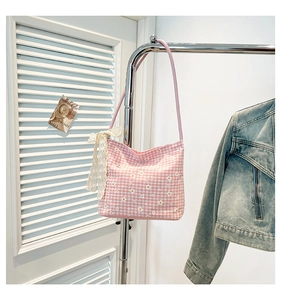 Sac fourre-tout à carreaux roses avec motifs floraux et nœud en dentelle décoratif
