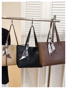 Detailansicht großer Tragetaschen in Beige Schwarz und Braun mit Seidenschleife