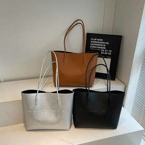 Tre grandi borse tote in pelle nera, marrone e argento con scritta TOTE BAG a rilievo
