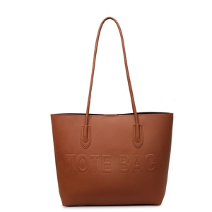 Borsa tote vintage in similpelle marrone con scritte a rilievo e tracolle sottili