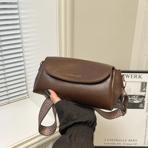 Borsa a tracolla vintage in pelle marrone con ampia tracolla etnica in tessuto