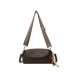 Borsa a tracolla retrò marrone scuro in ecopelle con tracolla larga e ciondolo in legno