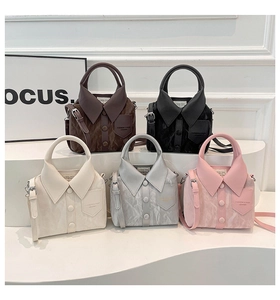 Détail de cinq couleurs de sacs à main en cuir en forme de chemise avec col et boutons