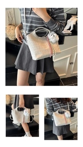 Detail der cremefarbenen geflochtenen Eimertasche mit Plüschhund-Anhänger und Trageriemen