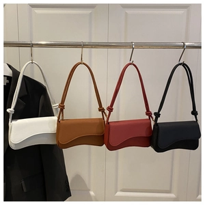 Franse stijl onderarmtassen in vier kleuren met asymmetrische flap en knoopriem