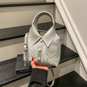 Zilveren handtas in overhemdstijl met metallic kreukeltextuur en knoopdetails