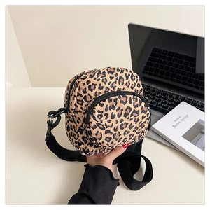 Dettaglio della mini borsa a tracolla leopardata con cerniera e tracolla regolabile