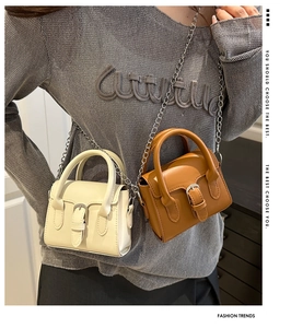 Detalle de mini bolsos bandolera de PU con hebilla plateada y correa de cadena