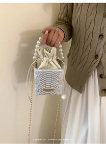 Borsa a scatola pitonata con manico di perle e tracolla a catena dorata lucida