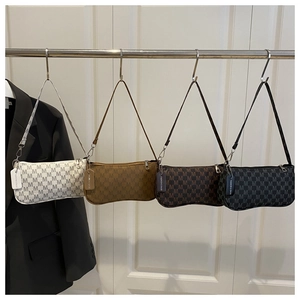 Detalle de cuatro bolsos de hombro en blanco, caqui, marrón y negro con motivo de letra M