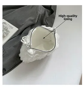 Gros plan du sac à main blanc à fleurs 3D avec doublure lisse et fermeture éclair argentée